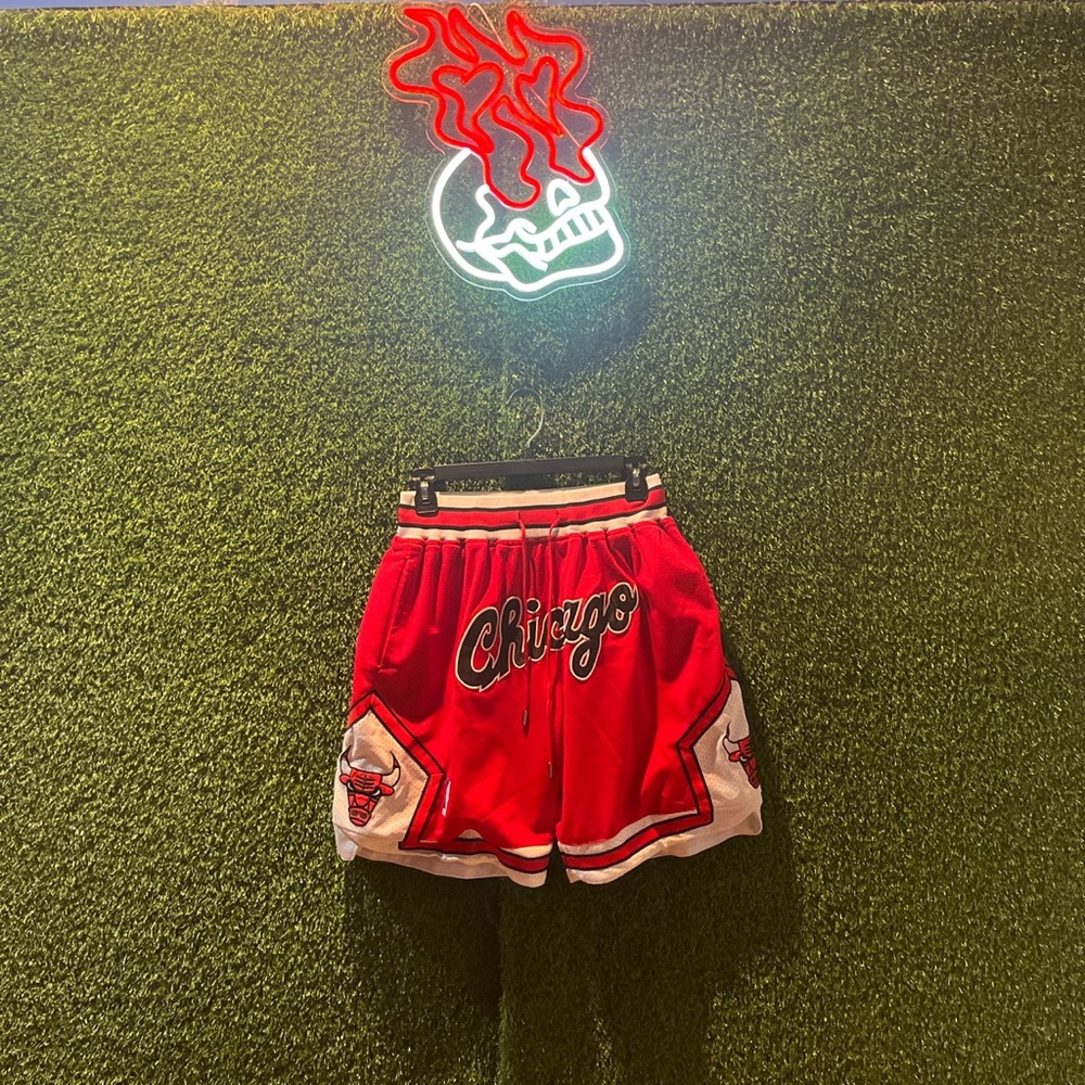 JUST DON CHICAGO BULLS SHORTS❤️
Size Medium- Fits True to Size
9.5/10 Condition